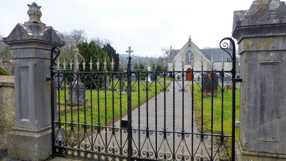 Oorlogsgraf van het Gemenebest Owning Catholic Churchyard