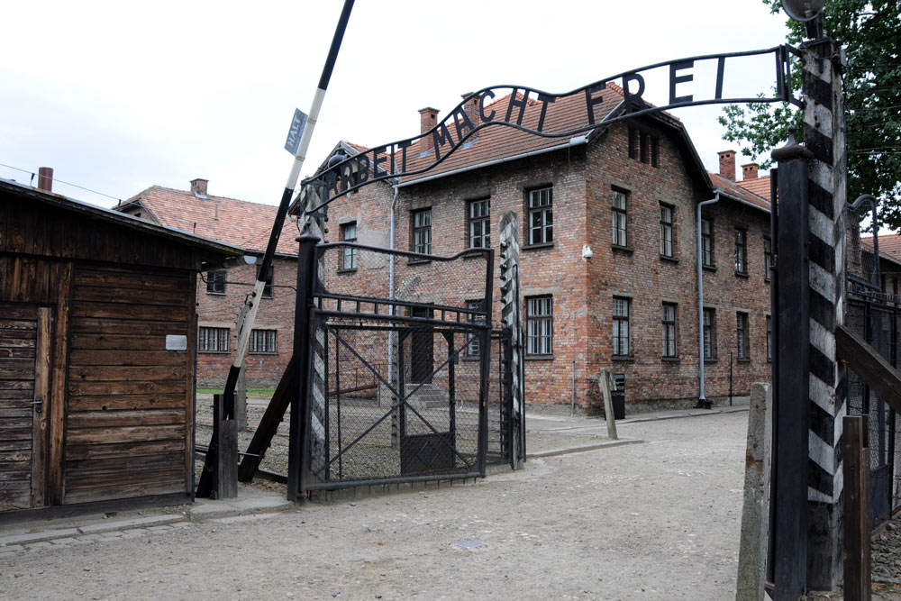 Remains Gestapo Auschwitz & Gallows Rudof Hoss - Oswiecim - Tracesofwar.com