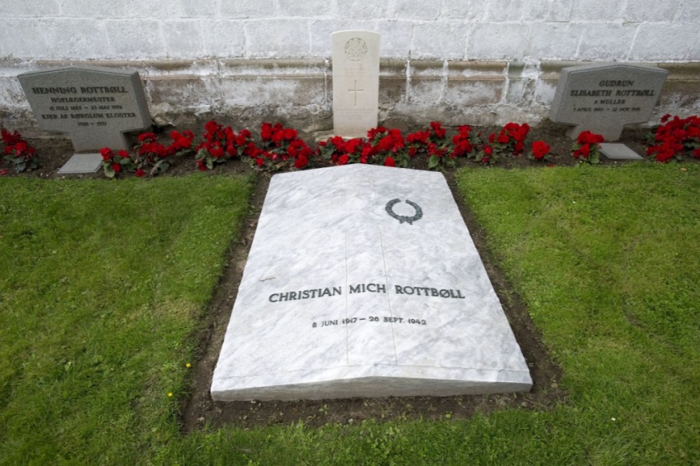 Commonwealth War Grave Rottboll Family Grave