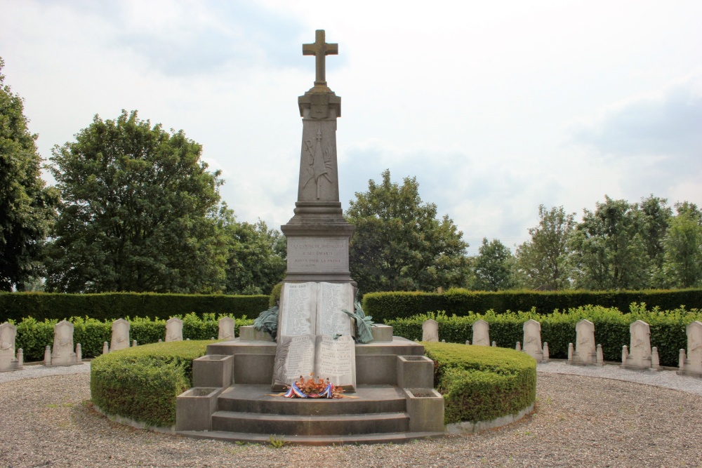 Oorlogsmonument Begraafplaats Bousbecque	