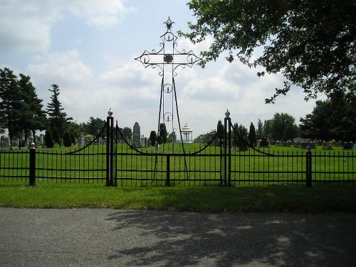 Commonwealth War Grave Saint-Guillaume-d'Upton Cemetery