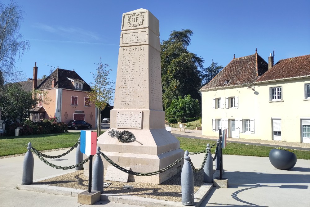 War Memorial La Chapelle-Saint-Sauveur