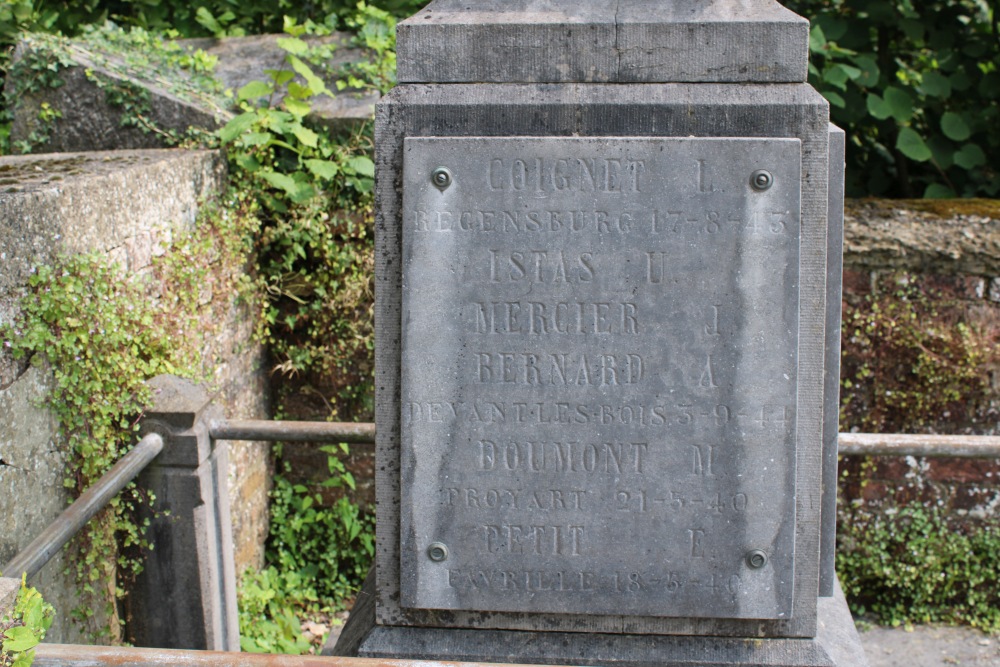 Oorlogsmonument Devant-les-Bois #4