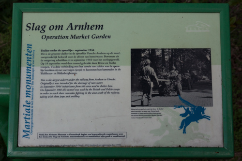 Informatiepaneel Slag om Arnhem - Duiker onder de spoorlijn