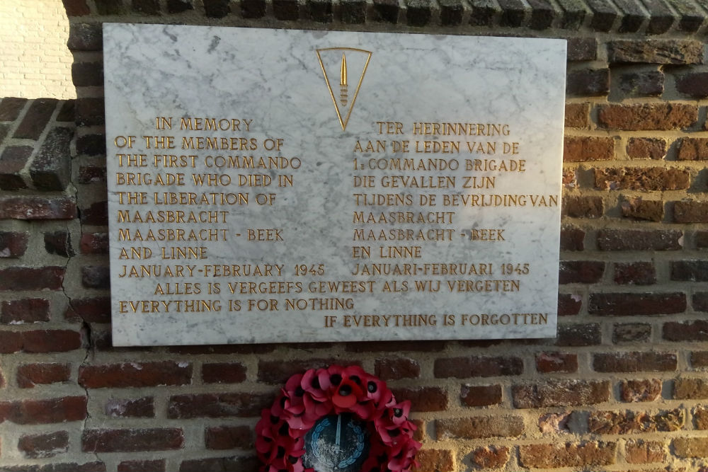 Gedenktekens 1e Commando Brigade Rooms Katholieke Kerkhof Linne