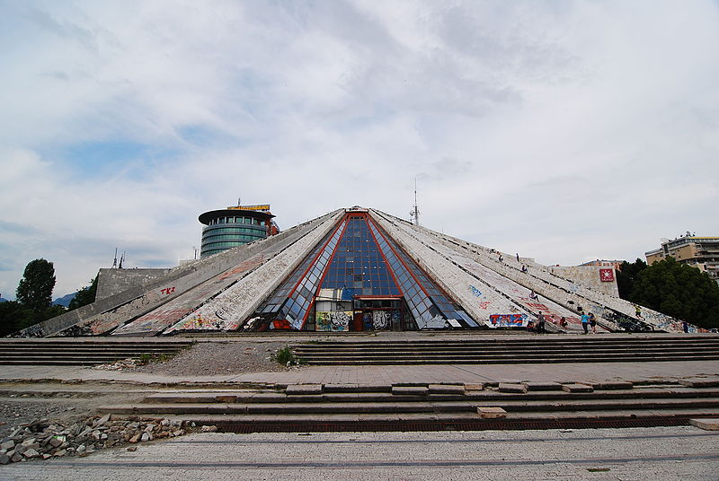 Pyramide van Tirana