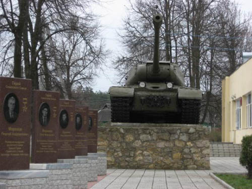 Alley of Heroes & IS-2 Heavy Tank Yukhnov