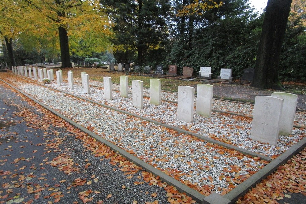 Oorlogsgraven van het Gemenebest Gemeentelijke Begraafplaats Oostergaarde #4