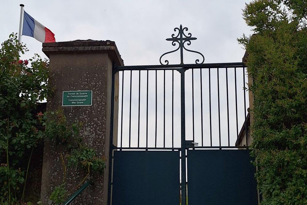 Commonwealth War Grave Mesnires-en-Bray #1