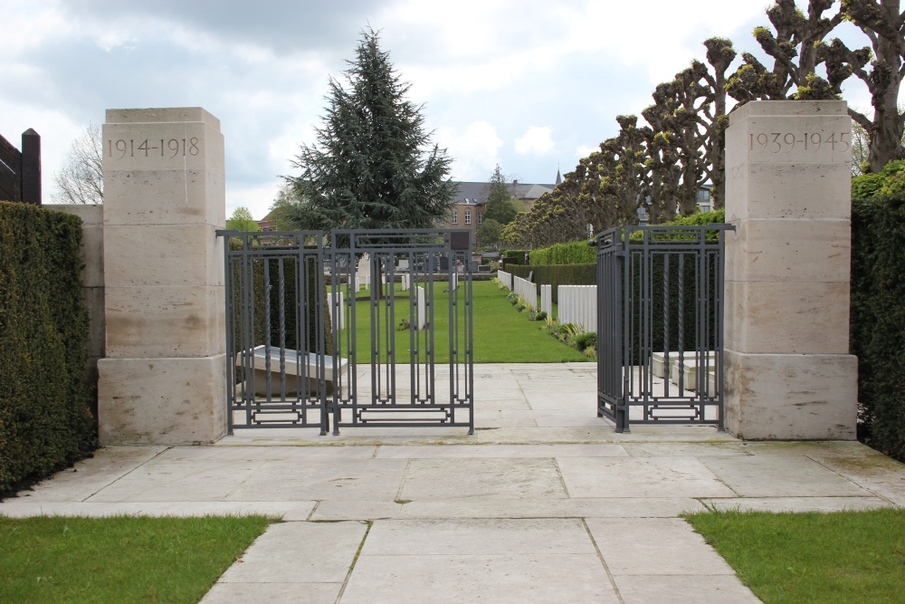 Commonwealth War Graves Ypres Town Cemetery (Extension)