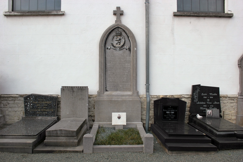 War Memorial Battle Of Imde and Belgian War Grave