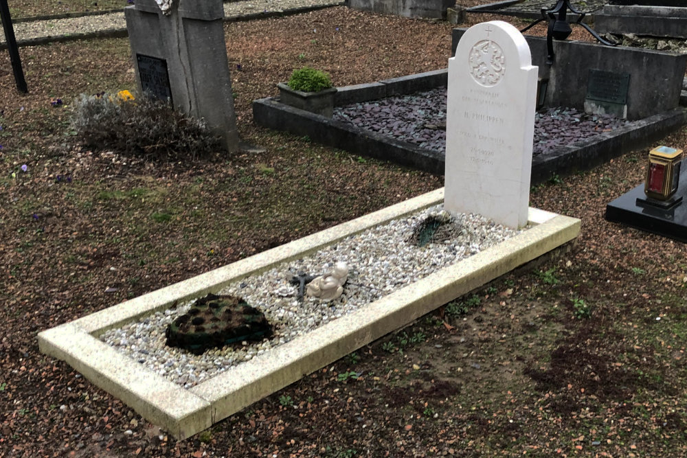 Dutch War Grave Roman Catholic Cemetery Limbricht