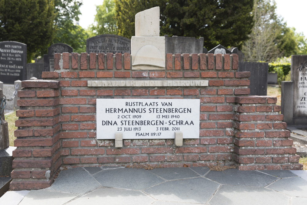 Dutch War Graves Municipal Cemetery Zwartsluis