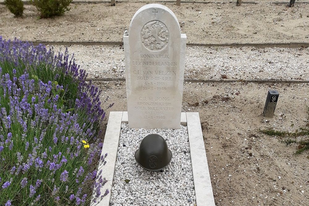 Nederlandse Oorlogsgraven Rooms Katholieke Begraafplaats Zoeterwoude-Dorp