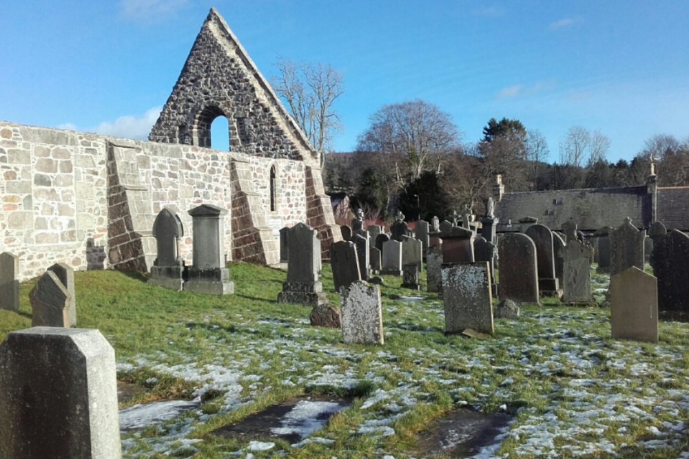 Commonwealth War Graves Kincardine O'Neil Old Churchyard