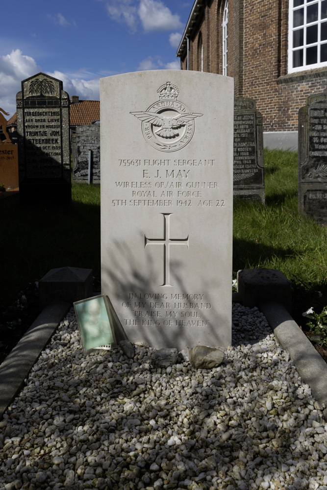 Commonwealth War Graves Protestant Churchyard Earnewald #2