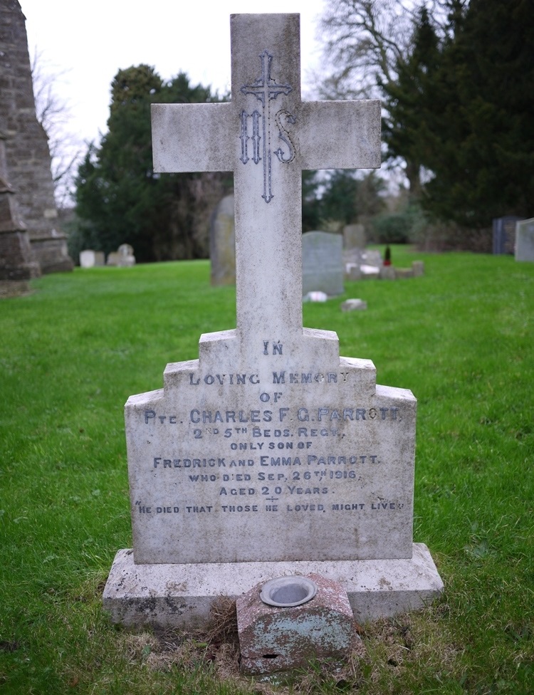 Commonwealth War Graves Bolnhurst Churchyard