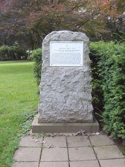 Monument Arthur Hutt