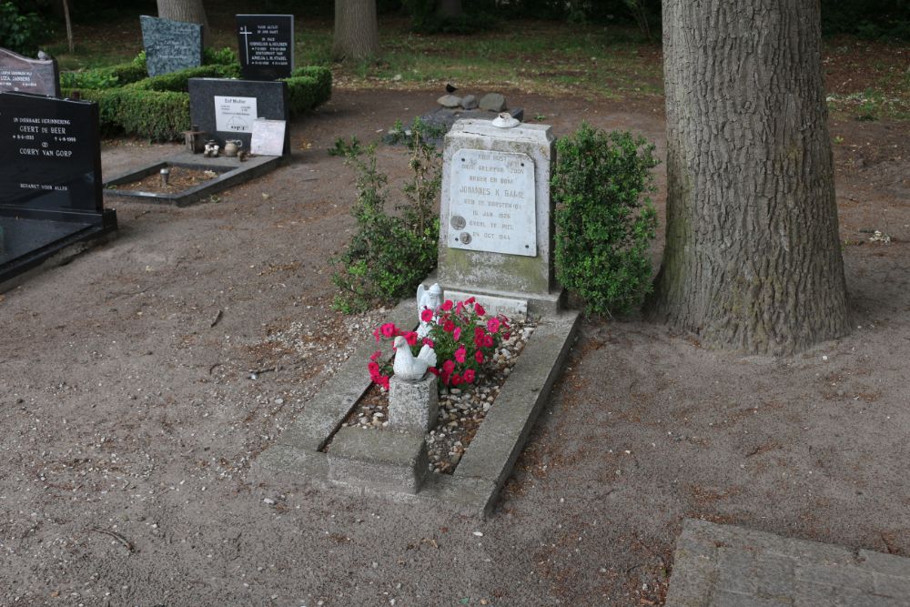 Graf Burgerslachtoffer Rooms Katholieke Begraafplaats Riel