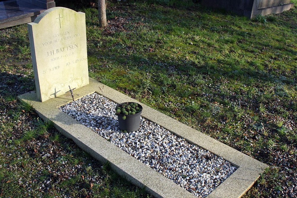 Nederlandse Oorlogsgraven Gemeentelijke Begraafplaats Oostermaas