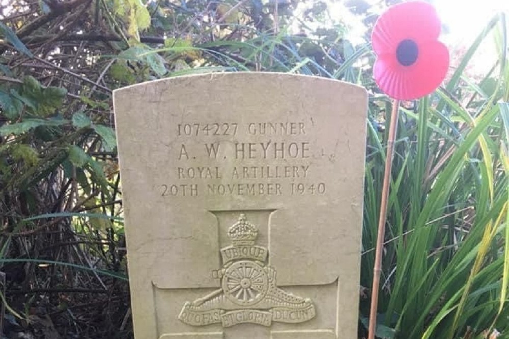 Commonwealth War Grave St Peter and St Paul Churchyard