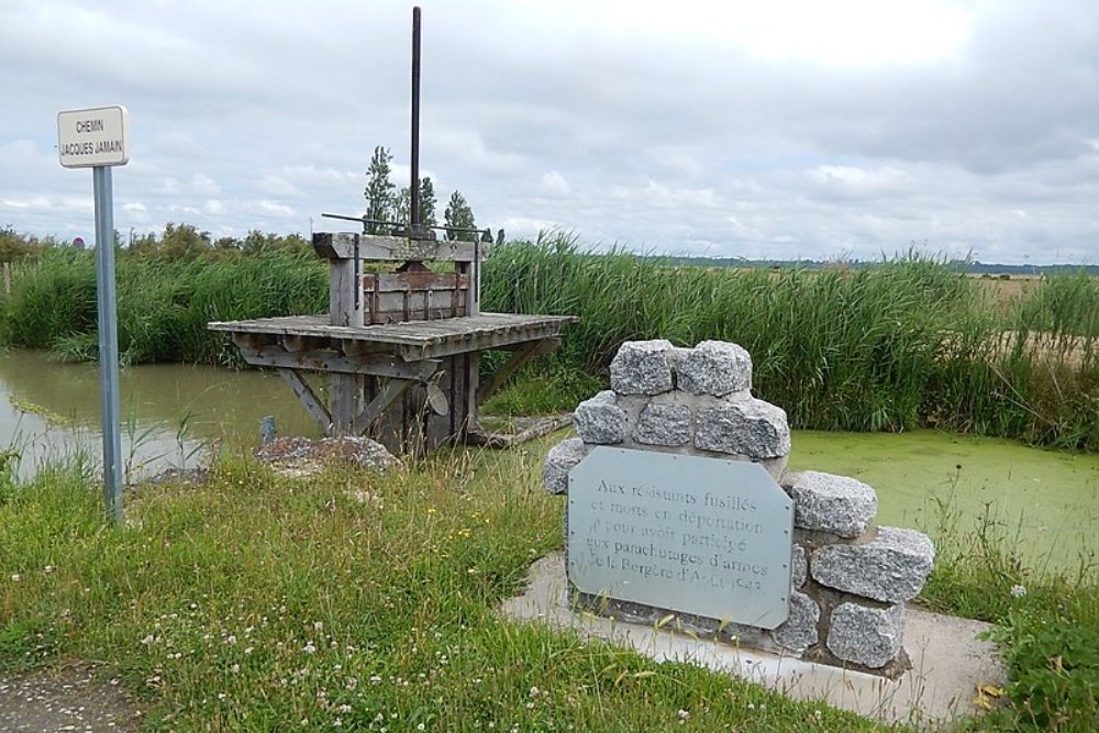 Monument Omgekomen Verzetsstrijders Saint-Just-Luzac
