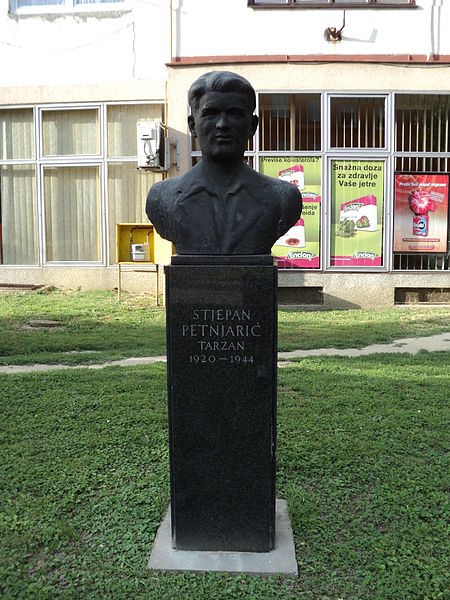Bust Stjepan Petnjarić Tarzan