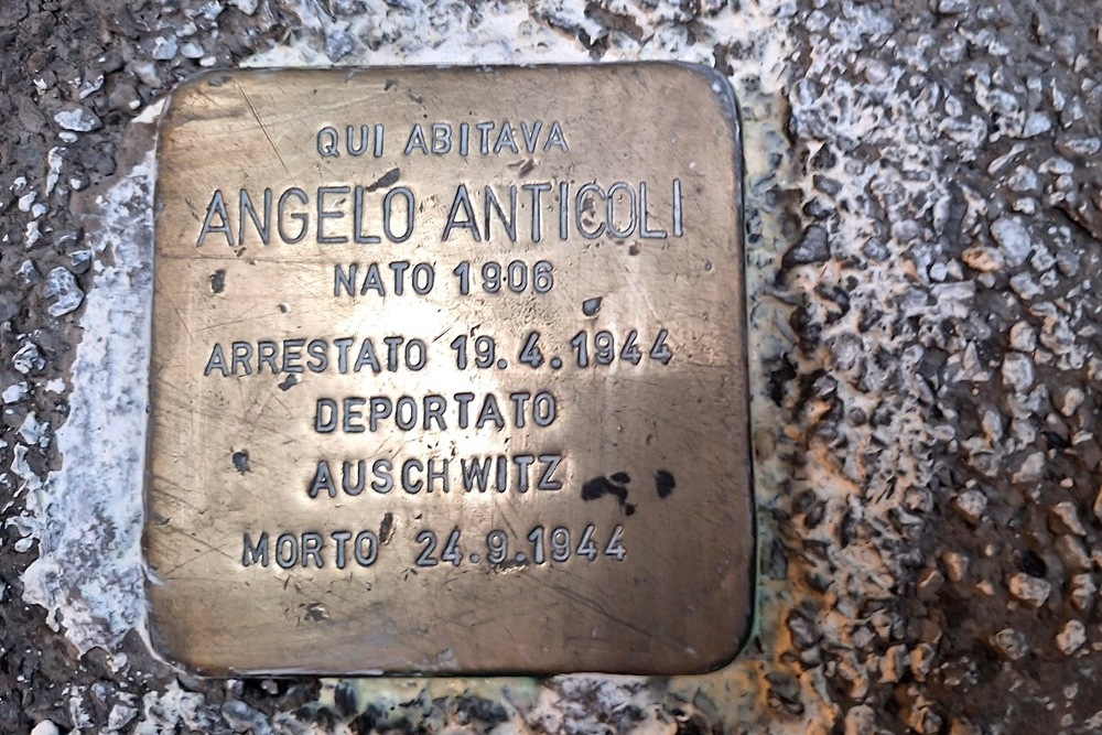 Stolperstein Via in Publicolis 2 #1