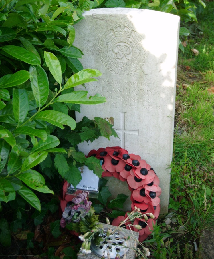 Commonwealth War Grave Martock United Reform Churchyard