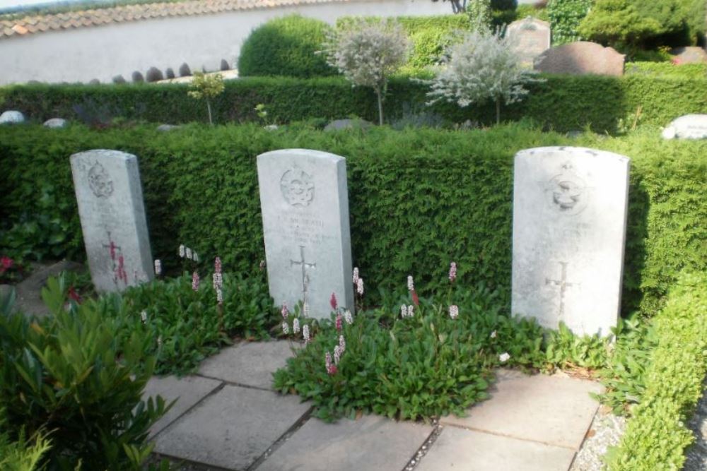 Commonwealth War Graves Kirke Vaerlose Churchyard