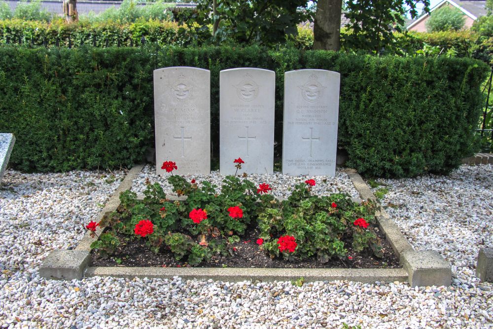 Commonwealth War Graves Reformed Churchyard Benschop