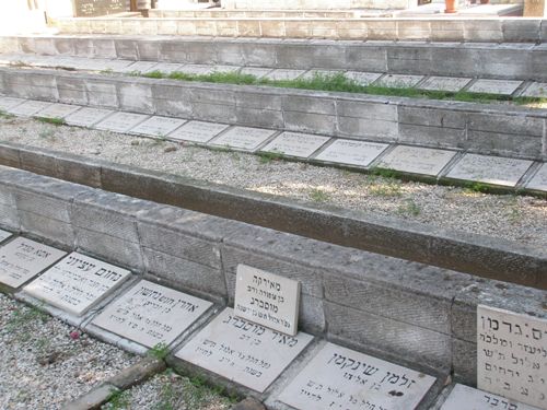 Graves Bombardment Victims Tel Aviv