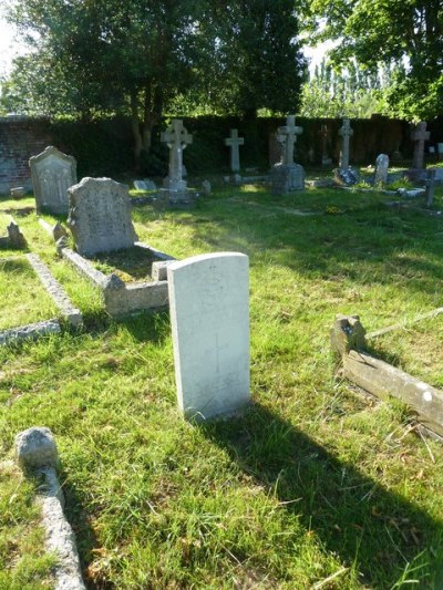 Commonwealth War Graves St Edmund Churchyard