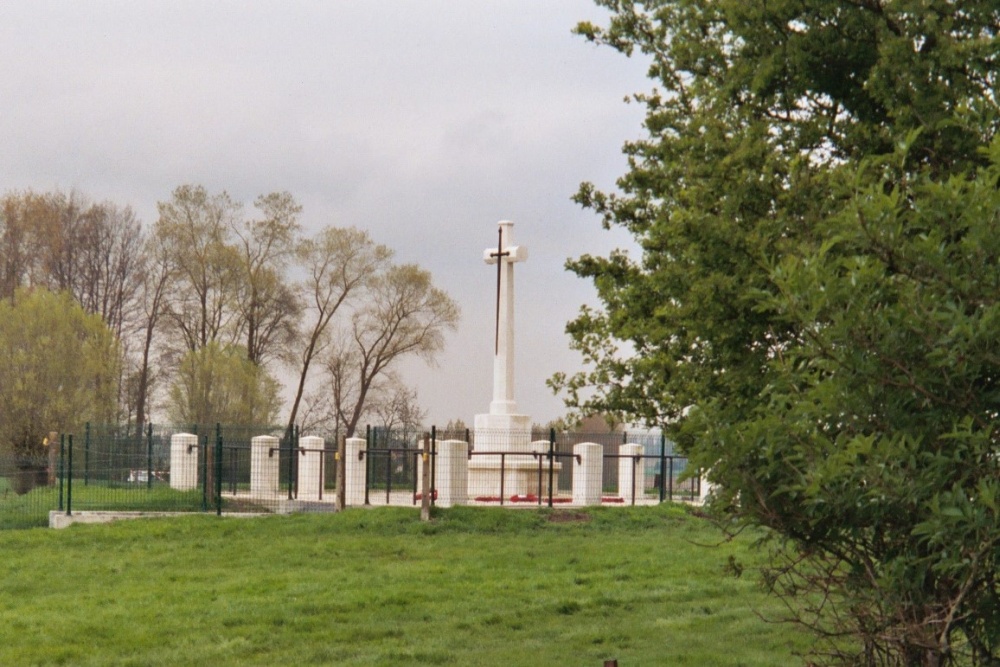 Commonwealth War Cemetery R.E. Grave (Railway Wood)