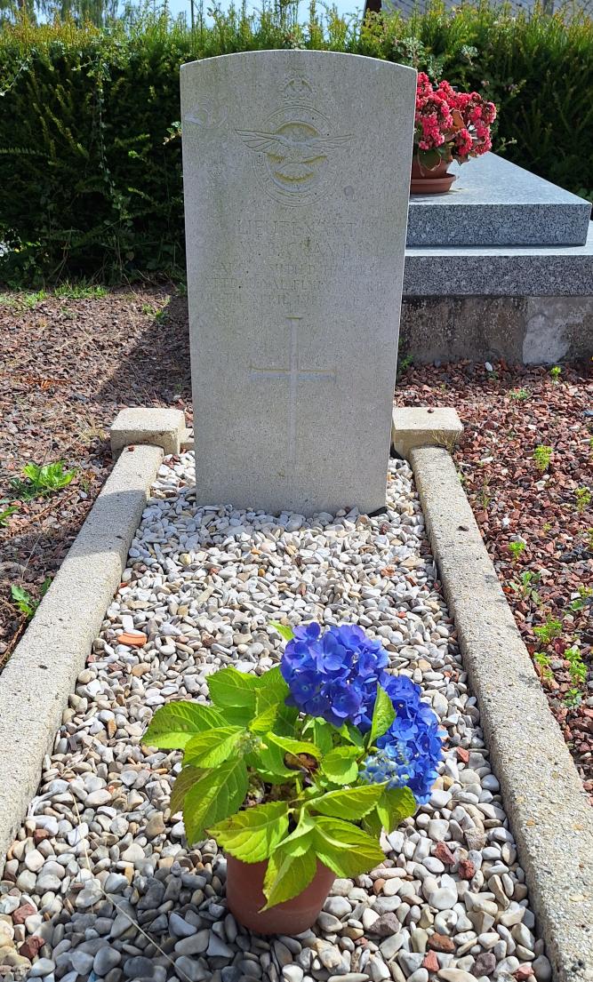 Commonwealth War Grave Noyelles-sur-Escaut #3