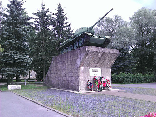 Monument Verdedigers Kirishi (T-34/85 Tank)