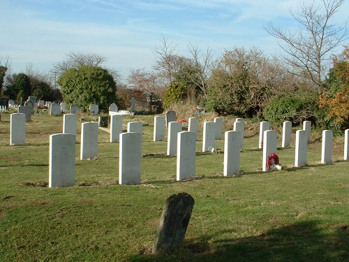 Commonwealth War Graves St Clement Churchyard