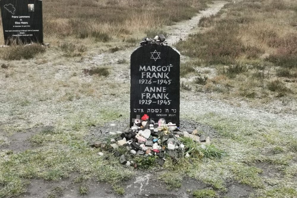 Graves Victims & Symbolic Gravestones Concentratiekamp Bergen-Belsen