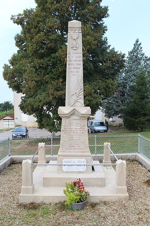 War Memorial Saint-Didier #1