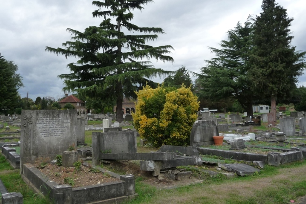 Commonwealth War Graves Powder Mill Lane Borough Cemetery