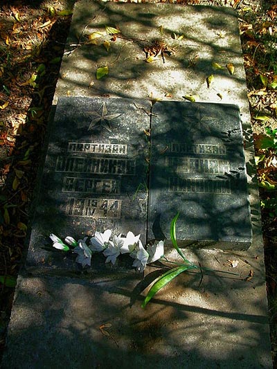 Graves Partisans Armenian Cemetery