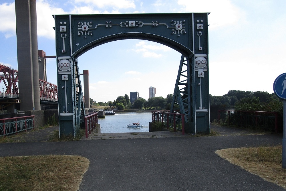 Memorial 'Spijkenisse Bridge'