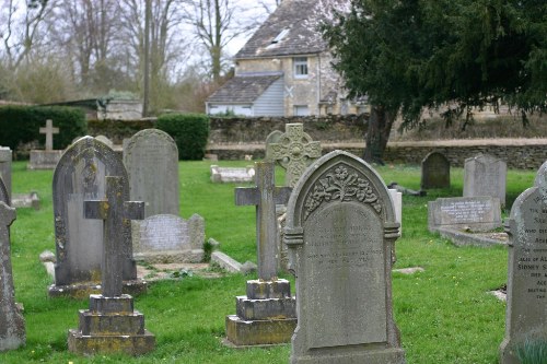Commonwealth War Grave Ampney St Peter Churchyard