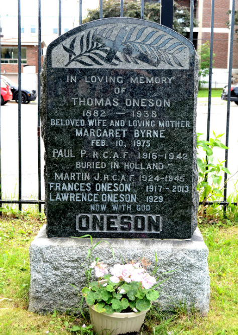 Commonwealth War Grave Presentation de la Sainte Vierge Cemetery