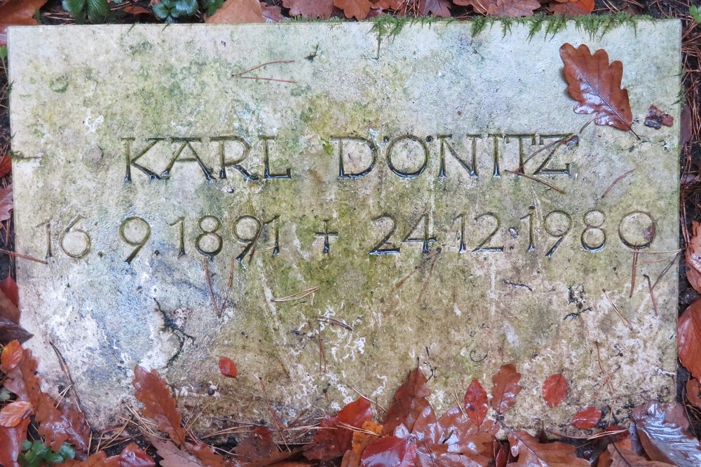 Tombstone Karl Dnitz, Aumhle