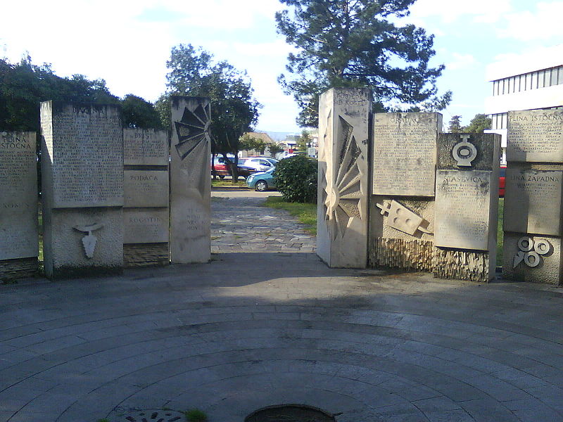 Monument Omgekomen Partizanen Ploče