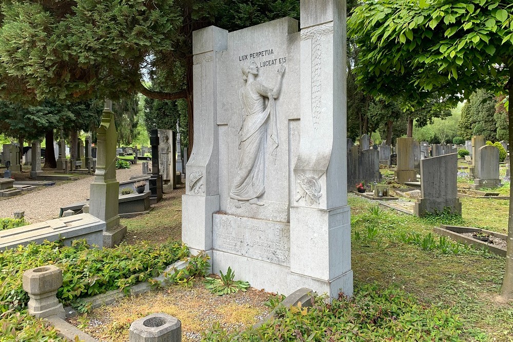 Collective graveemorial 5 deceased Belgian Soldiers General Cemetery Maastricht #5