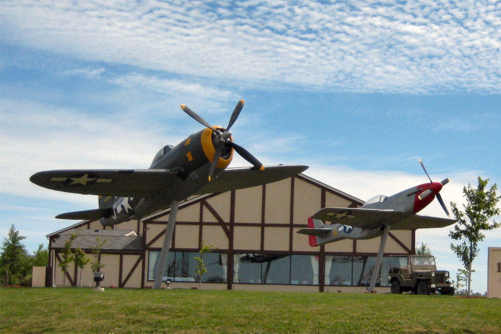 Replicas P-47 Thunderbolt & P-51 Mustang