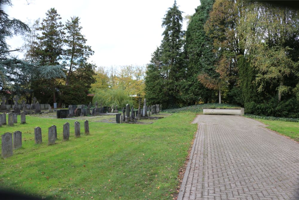 Nederlandse Oorlogsgraven Begraafplaats Voorburg Vught