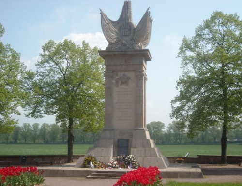 Monument Ontmoeting Russische en Amerikaanse Troepen